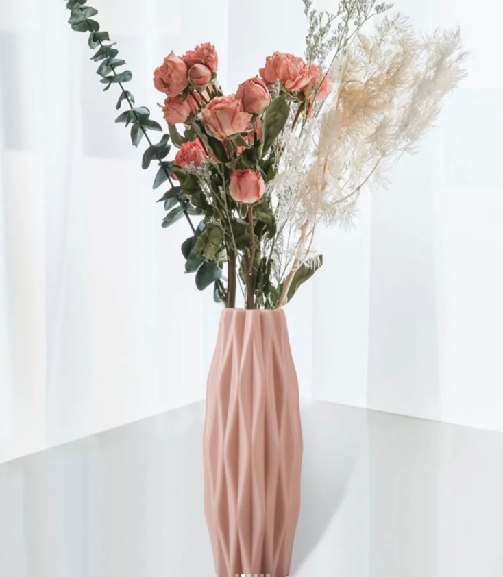 MINIMALIST STYLE VASE