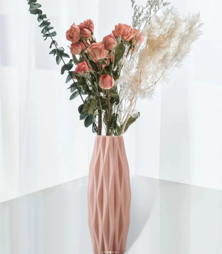 MINIMALIST STYLE VASE